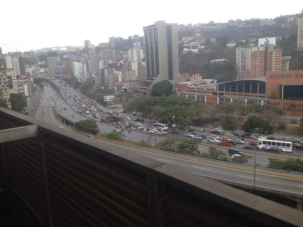 Reportan tranca en la autopista Francisco Fajardo por manifestación (Fotos)