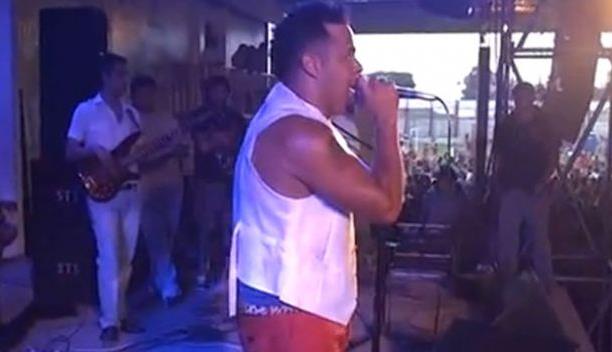 Cantante se electrocuta en pleno concierto