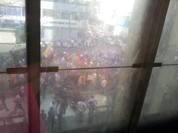 Colectivos “de paz” se concentran frente a sede de El Universal (Fotos)