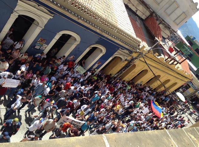 Así protestan los estudiantes merideños en la Defensoría del Pueblo (Fotos)