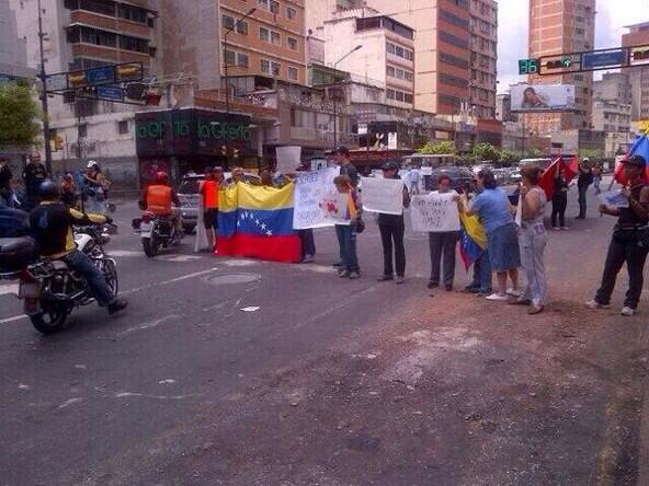 Manifestantes cierran la avenida Francisco de Miranda (Foto)