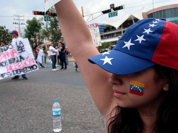 Golpean a estudiantes por negarse a grabar video diciendo que eran pagados