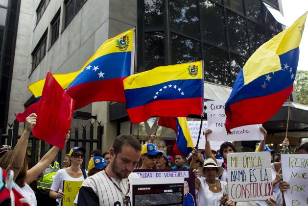 OPOSITORES AL GOBIERNO VENEZOLANO SE MANIFIESTAN FRENTE A LA SEDE DE LA OEA