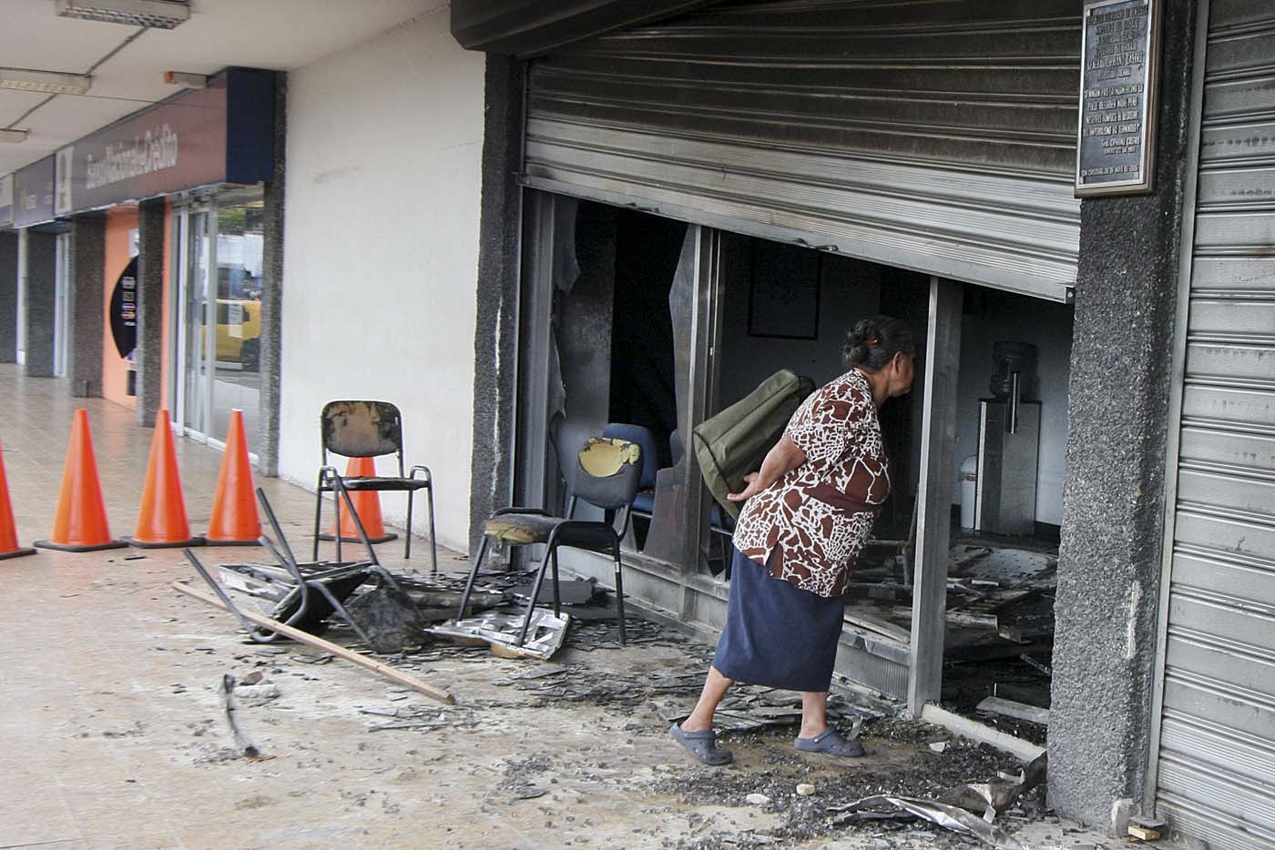 Motorizados encapuchados atacan y saquean sedes del Gobierno en Táchira (Fotos)