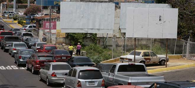 Hasta dos horas de cola soportaron conductores para surtir combustible