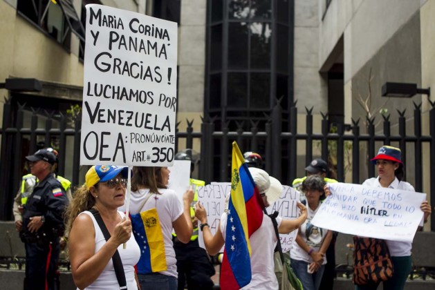 OPOSITORES AL GOBIERNO VENEZOLANO SE MANIFIESTAN FRENTE A LA SEDE DE LA OEA