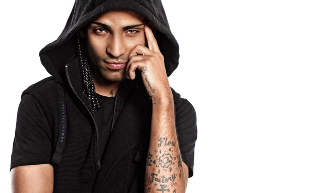 ¡Ay chamo! Arcangel casi le pega un botellazo a un fanático en pleno concierto (VIDEO)