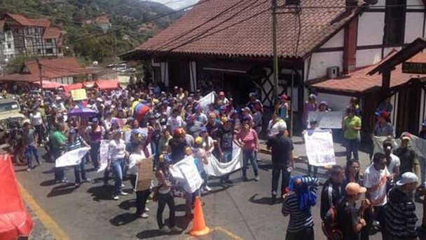 Efectivos policiales dispersan a manifestantes en la Colonia Tovar (Fotos)