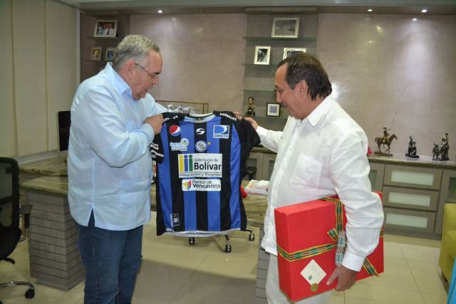 Embajador recibe camiseta de Minero de Guayana