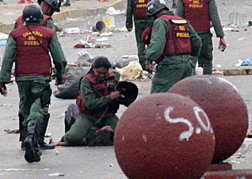 GNB que golpeó brutalmente a Marvinia Jiménez sigue libre