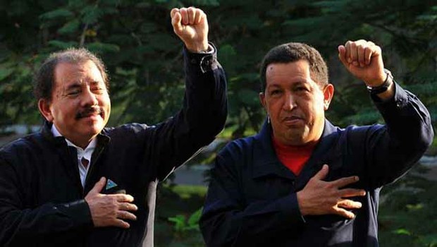 Daniel Ortega junto a Hugo Chavez. Foto VTV 