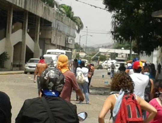 GNB reprime manifestación frente a UCLA Medicina (Fotos)