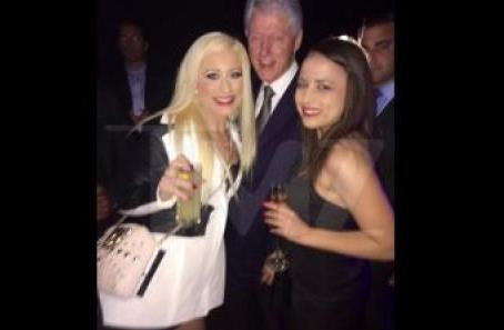 Bill Clinton es fotografiado con dos prostitutas (Foto)