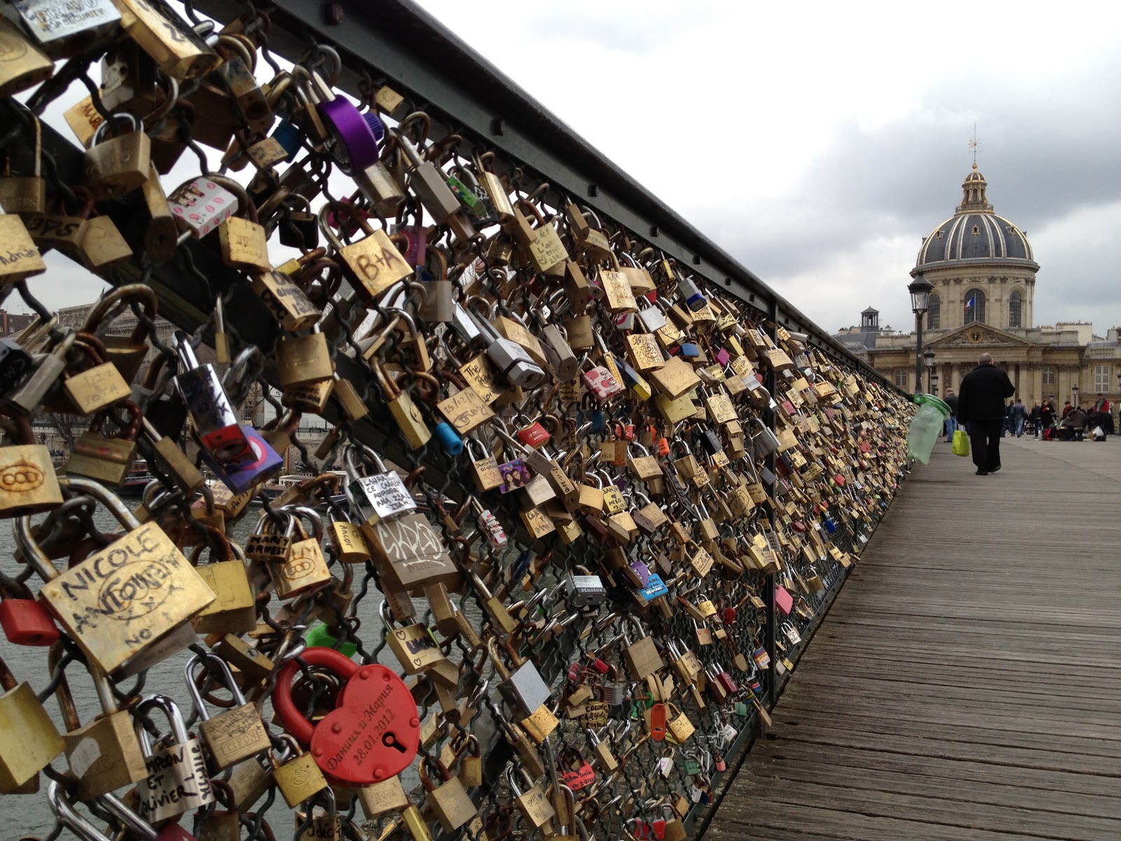 Los “Candados del amor” en París podrían ser retirados por contaminación ambiental