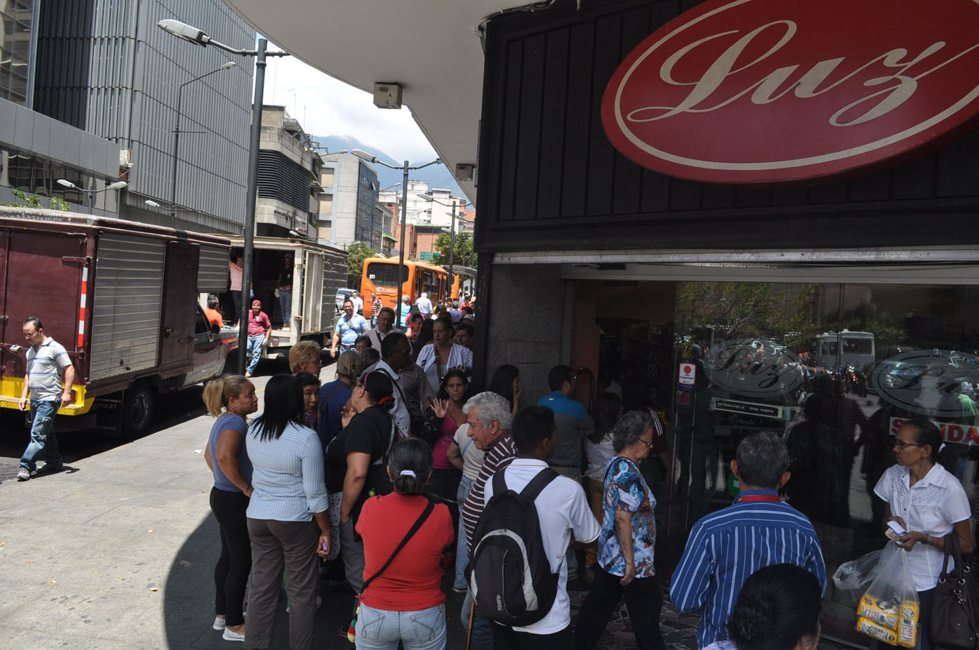 Tres horas de cola para comprar harina de maíz y jabón #18M (Fotos)