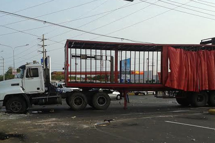 Encapuchados ingresan a residencias El Cují en Maracaibo y queman carros (Fotos)