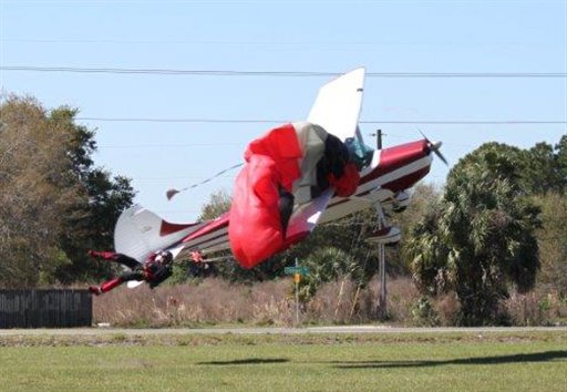 Paracaidista y avioneta chocan en el aire (Fotos)