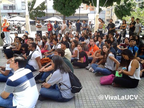 Clase magistral de arquitectura en la Plaza Los Palos Grandes (Fotos)