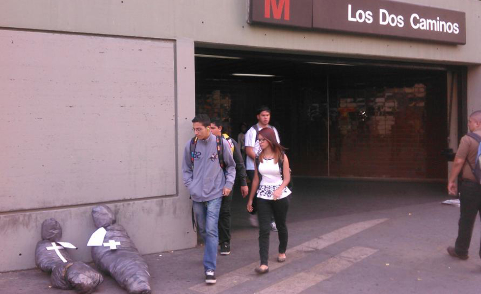 Bolsas negras que simulaban cadáveres amanecen en Caracas (Fotos)