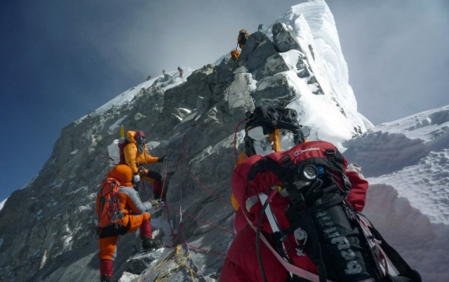 NEPAL-EVEREST-AVALANCHE-MOUNTAINEERING-FILES