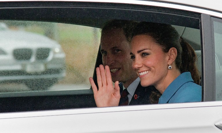 Guillermo y Kate, recibidos con vítores y banderas británicas en una pequeña ciudad de Nueva Zelanda