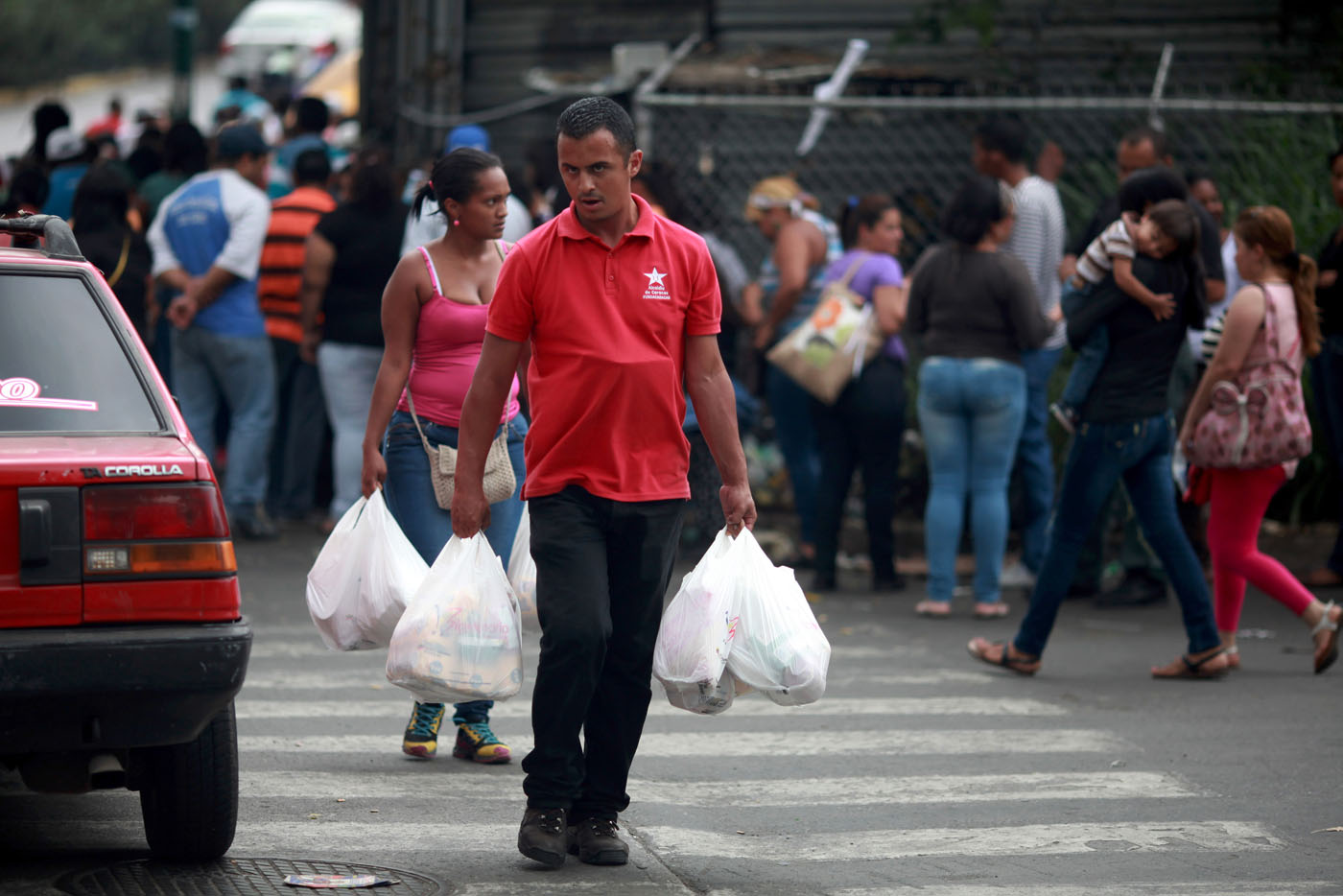 Ahora roban las bolsas de mercado y hasta las loncheras de los niños