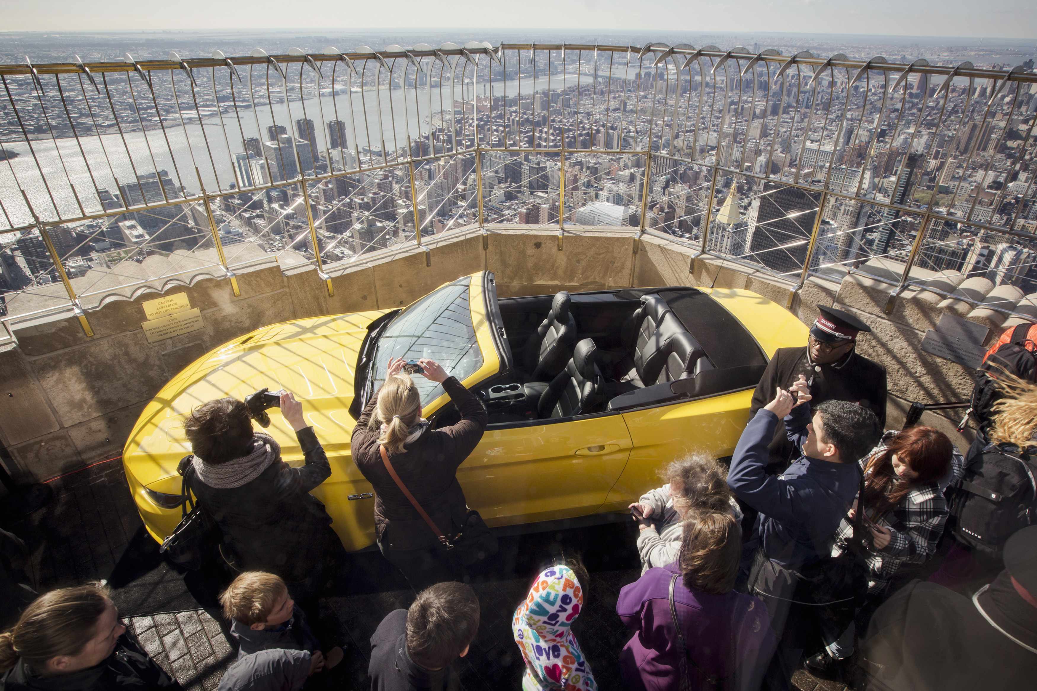 Un Mustang en lo alto del Empire State de Nueva York (Fotos)