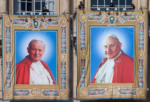 LOS TAPICES CON IMÁGENES DE JUAN PABLO II Y JUAN XXIII YA LUCEN EN SAN PEDRO