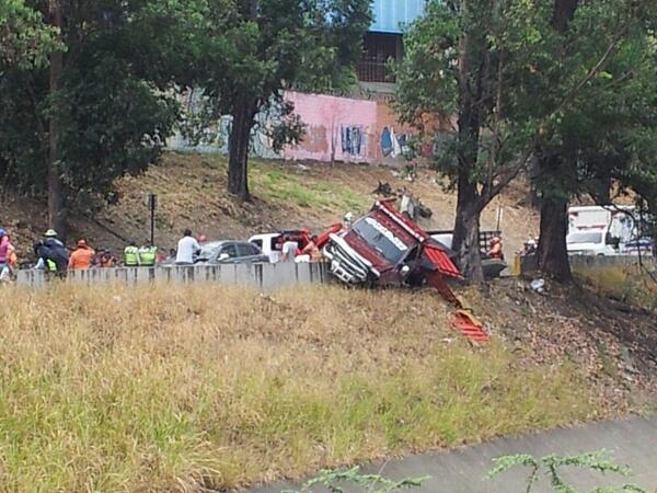 Accidente en la Francisco Fajardo a la altura del Puente Los Leones (Foto)