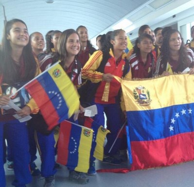 Así recibieron en Maiquetía a las jóvenes de la Vinotinto Sub17 (Fotos)