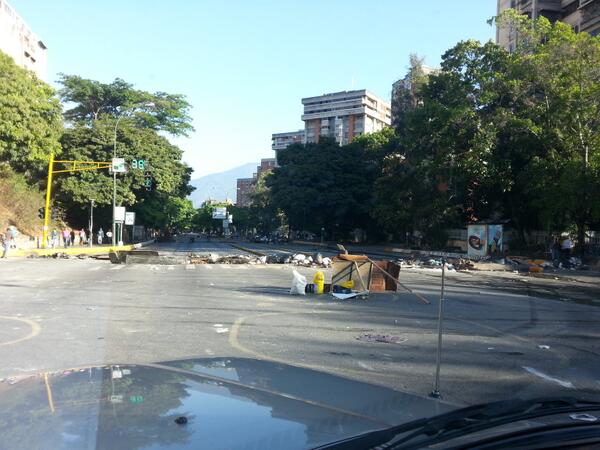 Barricadas en el Cafetal este #8A (Fotos)