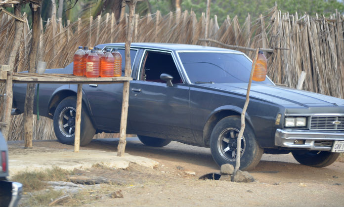 Bachaqueo de gasolina en plena vía de la frontera