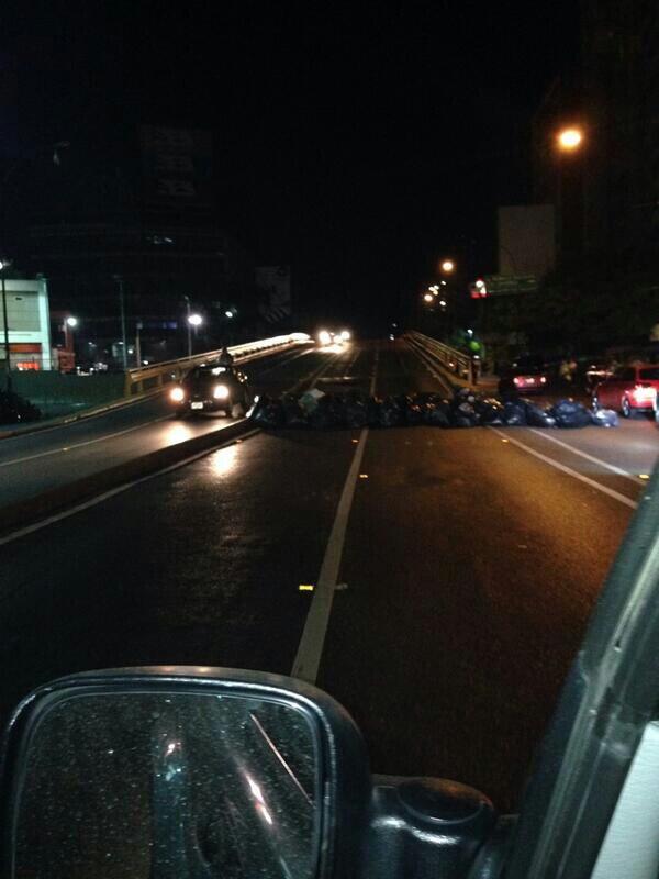 Colocan barricada en el elevado de Los Ruices (Foto)