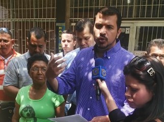 Diputado Figueroa llama a los ciudadanos a protestar con la Constitución en mano