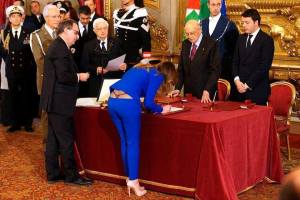 Es FALSA la fotografía del hilito de la nueva ministra italiana (sigue estando bella)