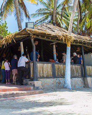 Trabajadores de playa El Agua le piden al Gobierno que no los deje sin empleos