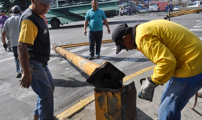 Tanquetas han destruido semáforos en Barquisimeto (Foto)