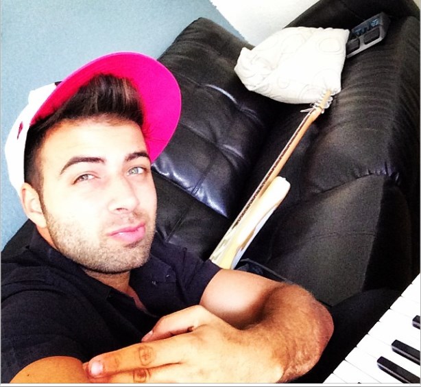 Jencarlos Canela nos alegra el domingo… Qué papacito! (Foto)