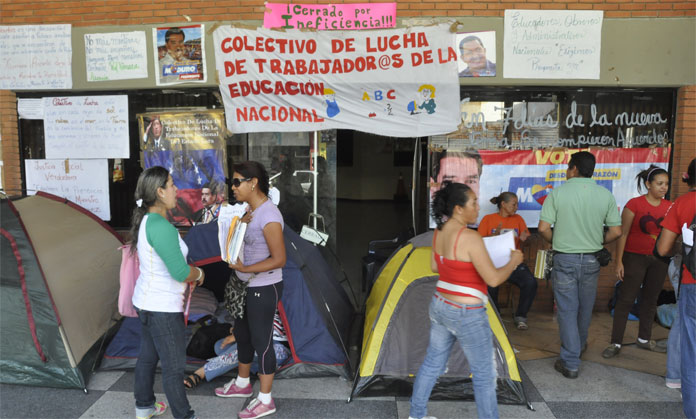 Continúa la toma pacífica de la Zona Educativa de Lara