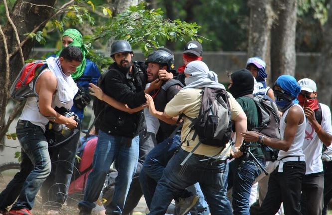 Impactante imagen: Los paramilitares robando a fotógrafo de El Nacional