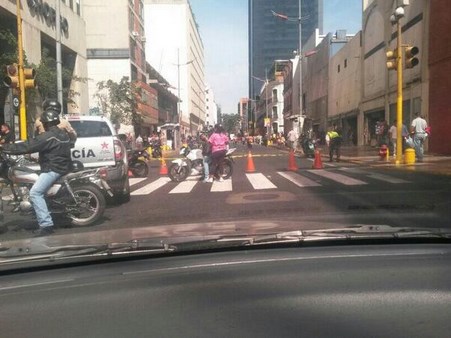 Cerrado el paso vehicular hacia la Asamblea Nacional (Foto)