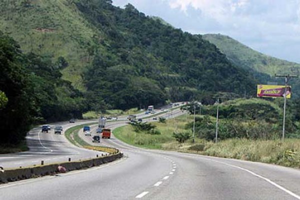 Árbol cayó sobre un camión en la Autopista Regional del Centro