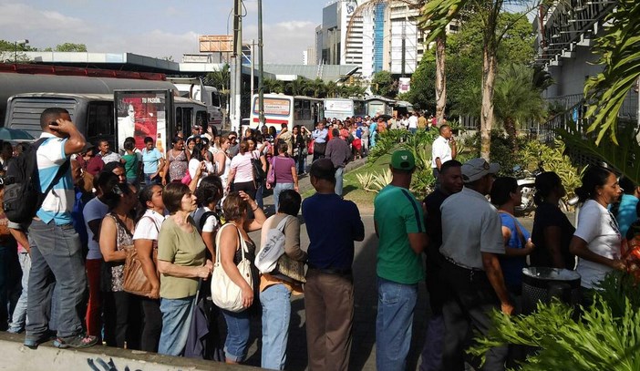 Esta es la cola para comprar leche y harina en un supermercado (Foto)