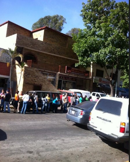 Así está la cola para comprar comida en un supermercado de Los Teques (Foto)