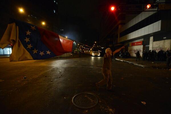 Señor ondea bandera frente a tanqueta, GN lo asfixia con gas (Video)