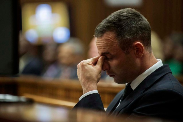 Olímpico Sudafricano y el atleta paralímpico Oscar Pistorius se sienta en el banquillo durante su juicio por asesinato en el Tribunal Superior de Justicia del Norte de Gauteng en Pretoria /  Gianluigi Guercia / Reuters