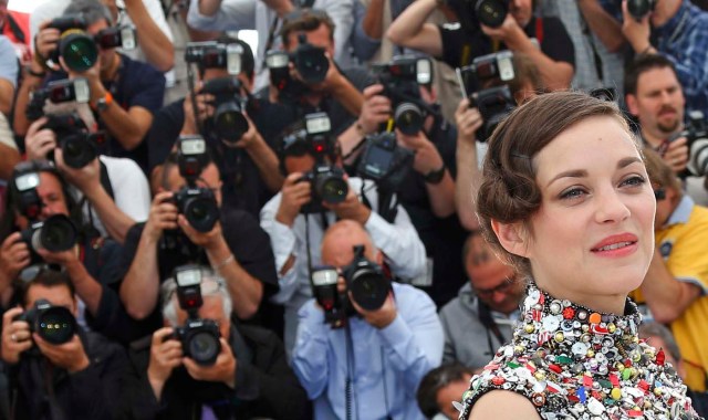 Miembro del reparto Marion Cotillard posa durante una sesión fotográfica para la película "Deux jours, une nuit" / Yves Herman / Reuters