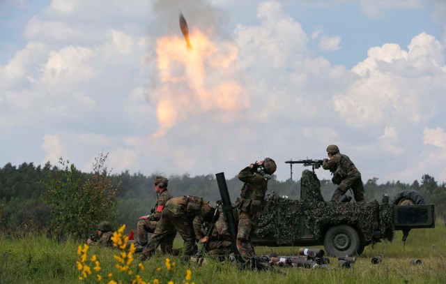 Las fuerzas armadas alemanas Bundeswehr soldados disparan morteros durante la JAWTEX 2014 (Joint Tactical Air Warfare Ejercicio) en un área de entrenamiento del ejército en Bergen / Fabrizio Bensch / Reuters