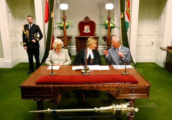 El príncipe Carlos y Camilla, duquesa de Cornualles, escuchar a un debate en el Parlamento de la Juventud con el presidente provincial de la Casa Carolyn Bertram en Charlottetown / Marcos Blinch / Reuters