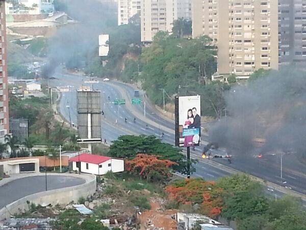 Autopista Prados del Este fue trancada con barricadas este #19M(Fotos)